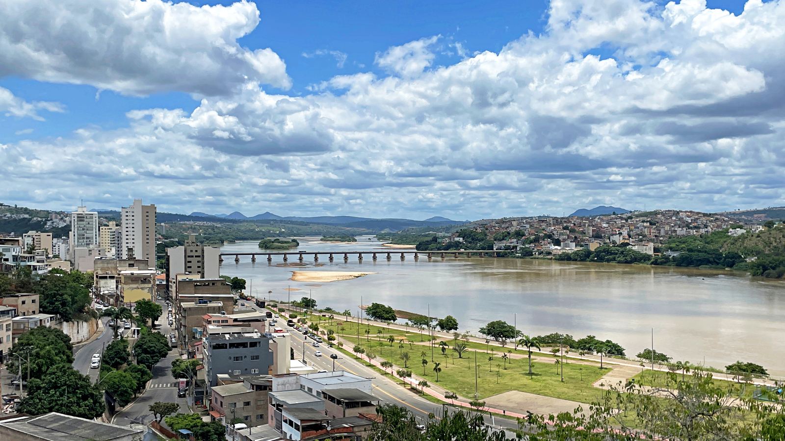 Vista parcial de Colatina, com os prédios na margem do Rio Doce.