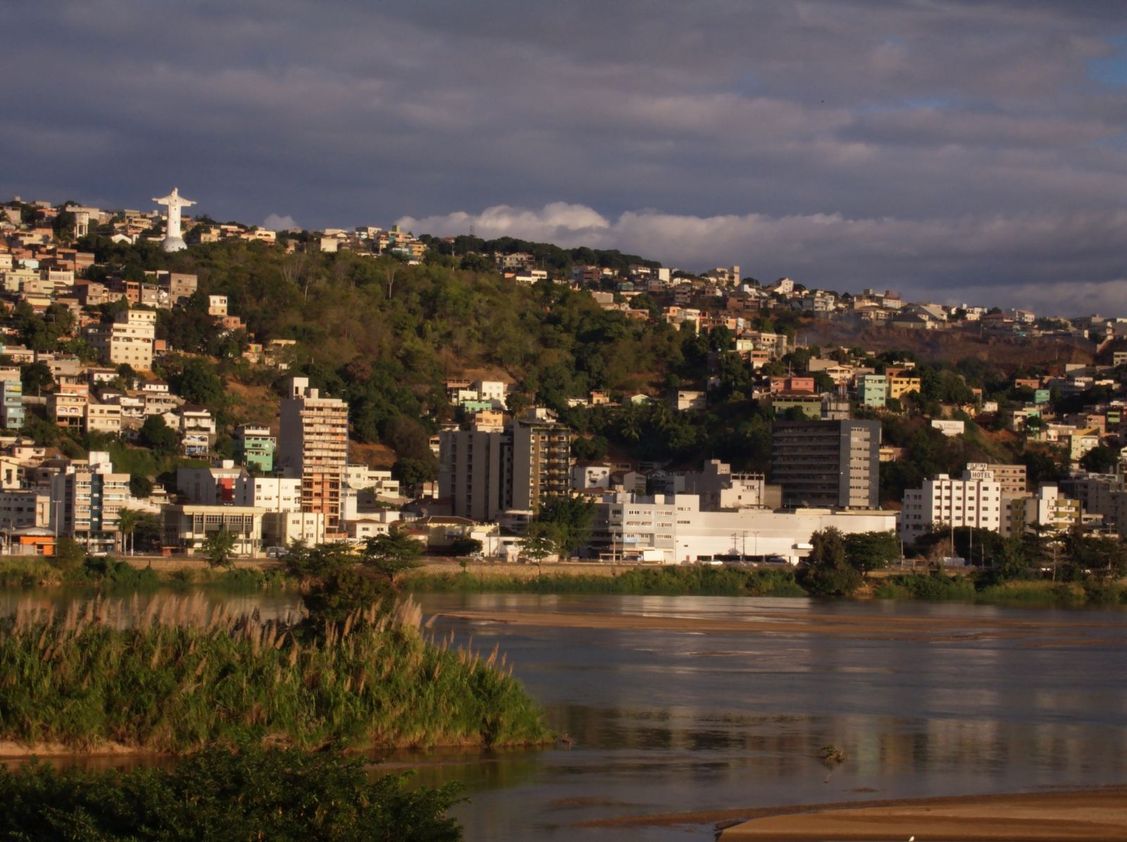 Casas no morro de Colatina, vistas da beira do Rio Doce.