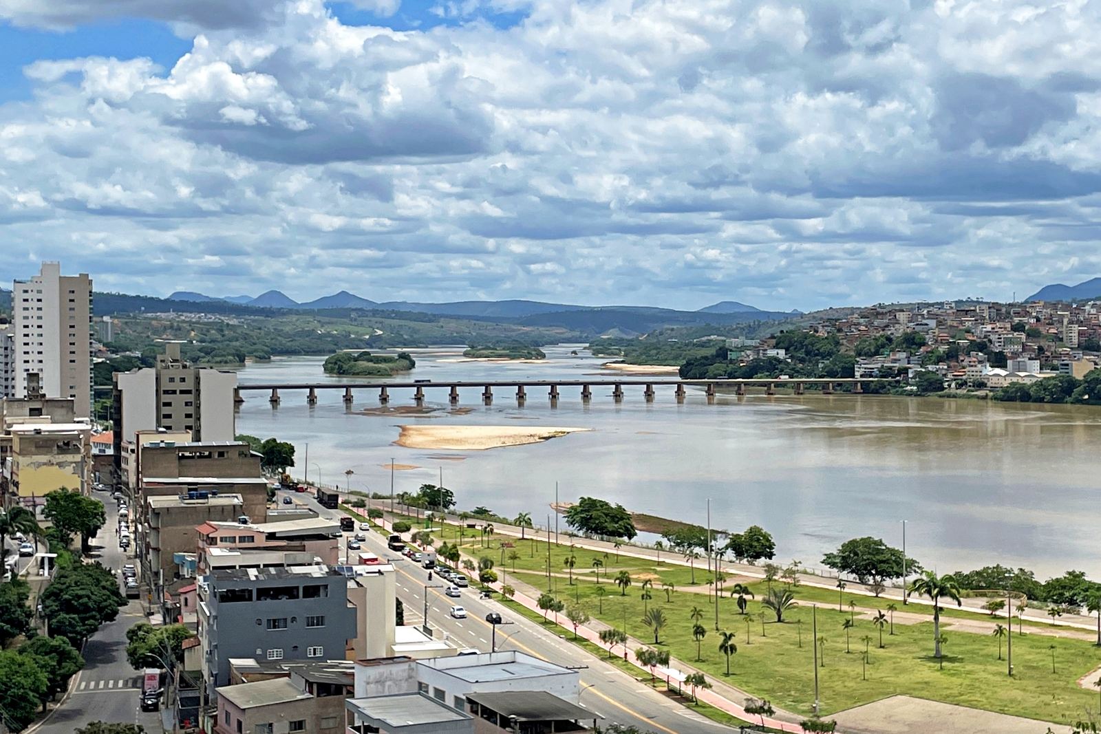 Colatina vista do alto, com o Rio Doce e a ponte Florentino Avidos.