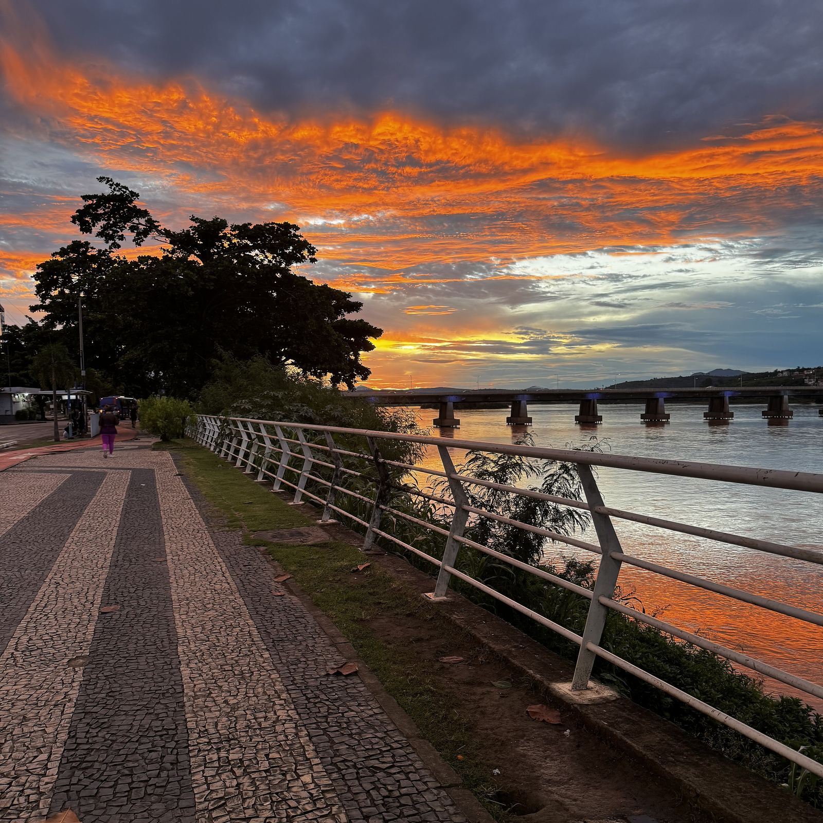 Calçadão na beira do Rio Doce, em Colatina, ao pôr do sol.