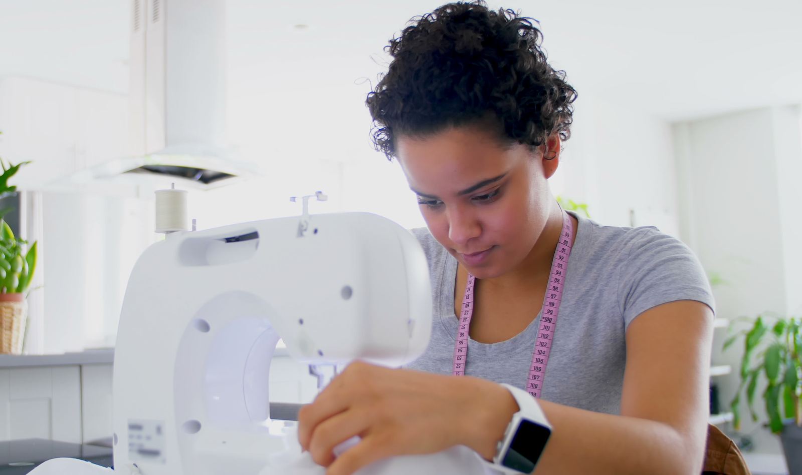 Costureira trabalha na máquina de costura.